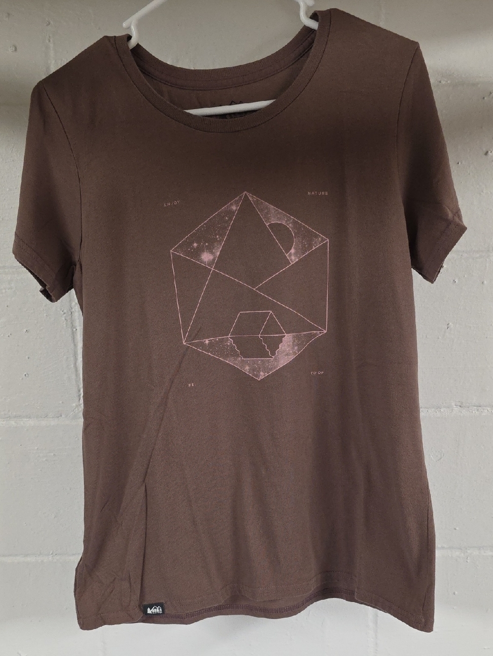 REI Brown Short Sleeve Tee with Pale Pink Geometric Graphic